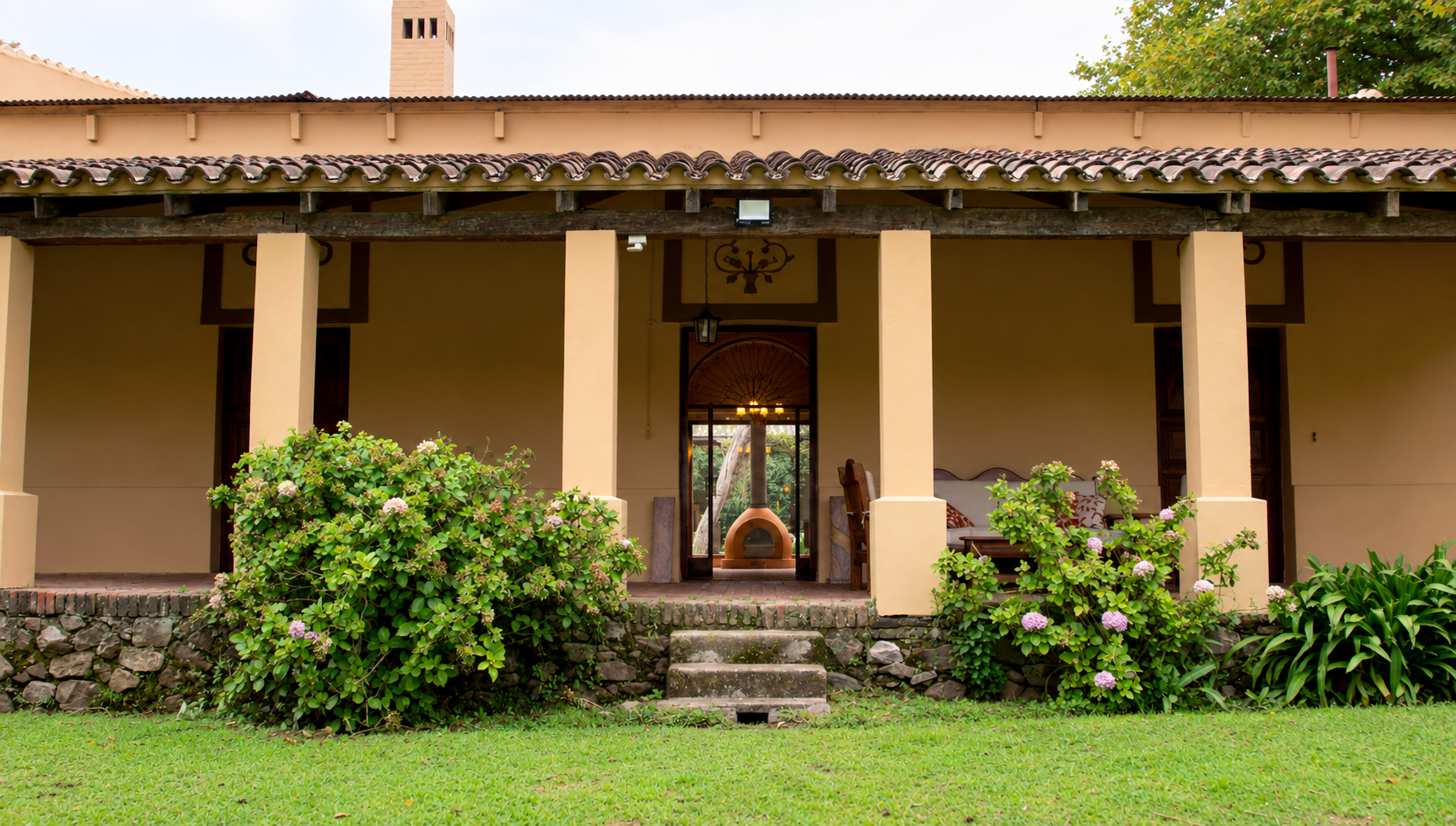 Fachada de La Sala vista desde el jardín
